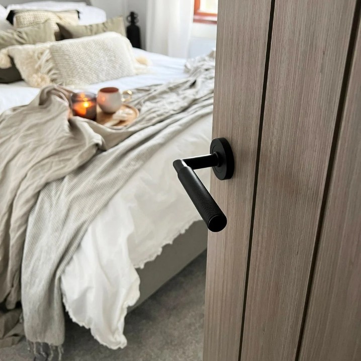 JMB400 Matt Black fire rated door handle on bedroom door